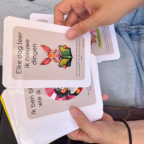 femke met kaarten vierkant